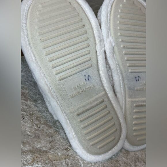 Wondershop at Target Ivory/red Santa sherpa slippers sz small (5-6) - Picture 2 of 4